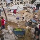 Niños palestinos en un campamento en medio de las ruinas en Ciudad Gaza el 23 de junio del 2025. (AP foto/Jehad Alshrafi)