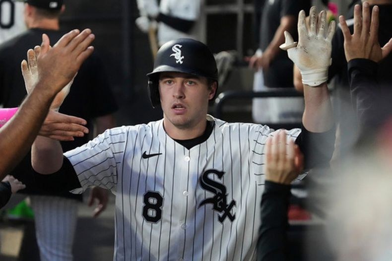 ARCHIVO - Foto del 16 de septiembre del 2025, Kyle Teel de los Medias Blancas de Chicago celebra con sus compañeros en la primera entrada del juego ante los Orioles de Baltimore. (AP Foto/Nam Y. Huh, Archivo)