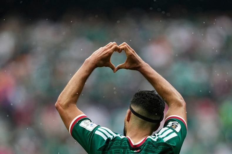 El mexicano Raúl Jiménez celebra después de anotar el segundo gol de su equipo en la victoria de México 2-0 sobre Sudáfrica en partido por el Grupo A del Mundial, el jueves 11 de junio de 2026, en Ciudad de México. (AP Foto/Natacha Pisarenko)