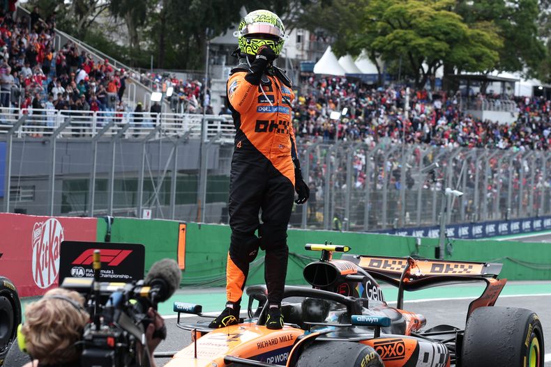 Lando Norris de McLaren celebra su victoria en el Gran Premio de Brasil, el domingo 9 de noviembre de 2025, en Sao Paulo. (AP Foto/Ettore Chiereguini)