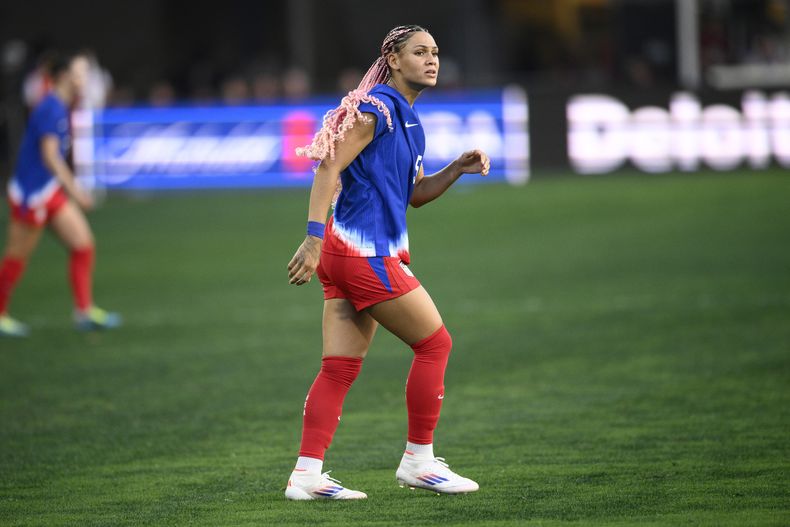 ARCHIVO - Foto del 16 de julio del 2024, la estadounidense Trinity Rodman disputa la primera mitad de un duelo de la selección femenina de fútbol amistoso ante Costa Rica. (AP Foto/Nick Wass, Archivo)