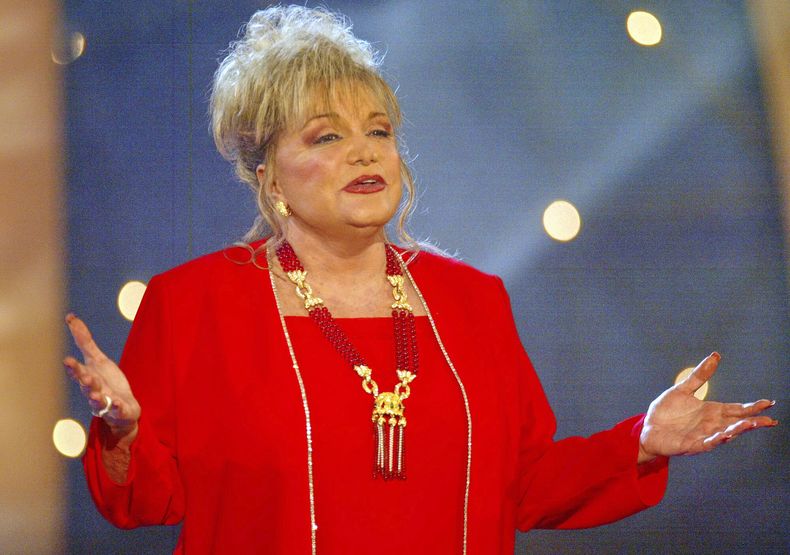 ARCHIVO - La cantante Connie Francis actúa durante un ensayo de vestuario del programa de la televisión alemana Summer Party of Folk Music en Magdeburg, Alemania, el 5 de junio de 2004. (AP Foto/Eckehard Schulz, archivo)