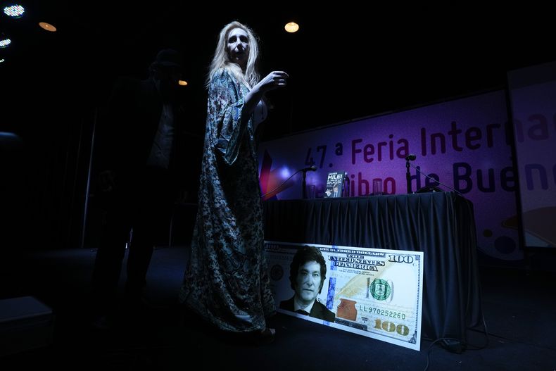 La hermana del candidato presidencial argentino Javier Milei, Karina Milei, espera el inicio de la presentación del libro de su hermano El fin de la inflación en la Feria del Libro de Buenos Aires, Argentina, el domingo 14 de mayo de 2023. (AP Foto/Natacha Pisarenko)