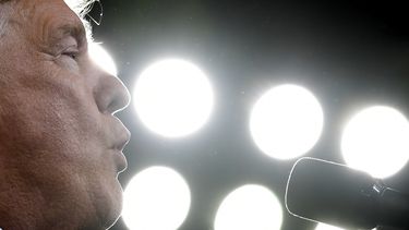 Trump dice que no habla como lo retrata Woodward