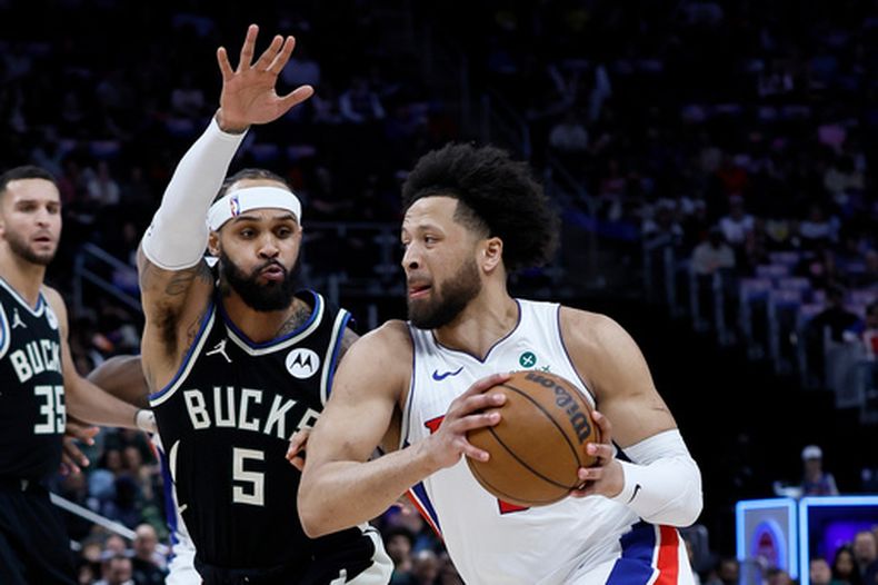 Cade Cunningham, de los Pistons de Detroit, avanza frente a Gary Trent Jr., de los Bucks de Milwaukee, en el partido del miércoles 8 de abril de 2026 (AP Foto/Duane Burleson)