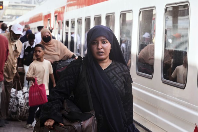 Una mujer sudanesa, que fue expulsada de su casa y ahora está regresando, se prepara para subir a su tren a Asuán en la estación de tren Ramsés de El Cairo, Egipto, el 21 de julio de 2025. (AP Foto/Amr Nabil)