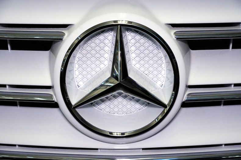 ARCHIVO – El logotipo de Mercedes Benz en un vehículo, en el Pittsburgh International Auto Show en Pittsburgh, el 14 de febrero de 2025. (AP Foto/Gene J. Puskar, Archivo)