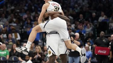 Nuggets derrotan a Mavericks con tiro de último momento
