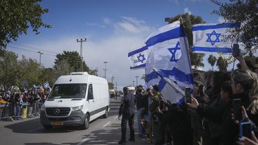 Un convoy que traslada los féretros de cuatro rehenes llega al instituto forense Abu Kabir en Tel Aviv, Israel, el 20 de febrero de 2025, tras ser entregados por Hamás en Gaza. (AP Foto/Ohad Zwigenberg)