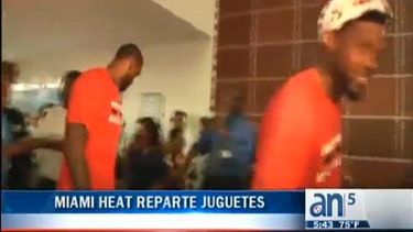 americateve | Jugadores del Heat visitan a los niños que están internados en hospitales en el sur de Miami y les reparten juguetes.