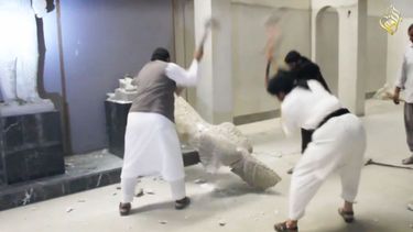 isis destroza a martillazos esculturas de 3.000 anos en un museo en irak