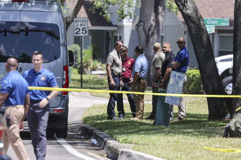 Autoridades en Lake Forest, en Tampa, Florida, debido a reportes de un hombre que se había atrincherado en una vivienda, en conexión con la desaparición de dos estudiantes de la Universidad del Sur de Florida, el 24 de abril del 2026. (Douglas R. Clifford/Tampa Bay Times via AP)