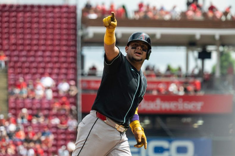 Gabriel Moreno, de los Diamondbacks de Arizona, celebra mientras corre las bases después de batear un jonrón en la octava entrada del juego de béisbol de Grandes Ligas ante los Rojos de Cincinnati, el domingo 14 de junio de 2026, en Cincinnati. (AP Foto/Michael Swensen)