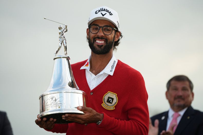 Akshay Bhatia sostiene el trofeo de campeón tras ganar el torneo de golf Arnold Palmer Invitational en Bay Hill, el domingo 8 de marzo de 2026, en Orlando, Fla. (Foto AP/Matt Slocum)