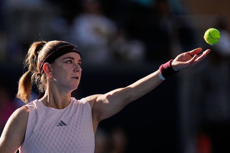Karolina Muchova saca ante Naomi Osaka en el Abierto de China, el martes 6 de octubre de 2026, en Beijing. (AP Foto/Andy Wong)