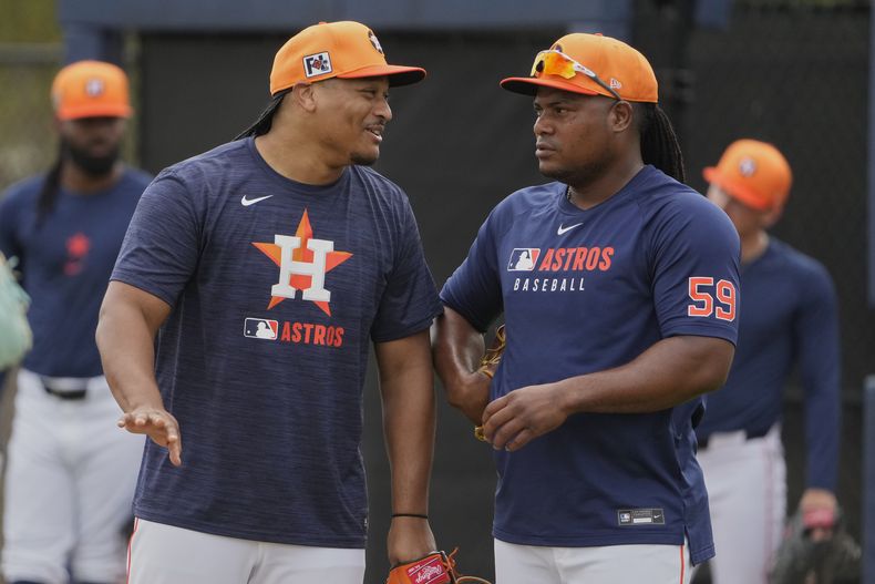 Los lanzadores Luis García (izquierda) y Framber Valdez (59) de los Astros de Houston durante un entrenamiento, el domingo 16 de febrero de 2025, en West Palm Beach, Florida. (AP Foto/Jeff Roberson)