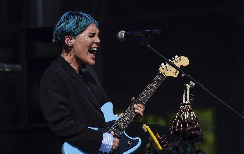 La artista chilena Rubio durante su concierto en el festival HERA HSBC en la Ciudad de México el sábado 24 de agosto de 2024. (Foto AP/Aurea Del Rosario)