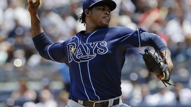 americateve | Alex Colome, de los Rays de Tampa Bay, lanzando contra los Yanquis el 22 de junio del 2013 en Nueva York. El dominicano fue suspendido por 50 juegos por uso de esteroides. (AP Photo/Frank Franklin II, File)