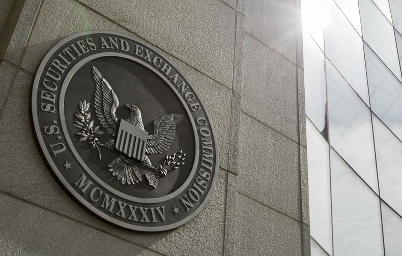 ARCHIVO - El sello de la Comisión de Bolsa y Valores de Estados Unidos en la sede de la agencia, el 19 de junio de 2015, en Washington. (AP Foto/Andrew Harnik, Archivo)