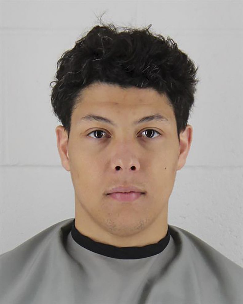 Esta foto difundida por la oficina del comisario del condado de Johnson, Kansas, el miércoles 3 de mayo de 2023, muestra al detenido Jackson Mahomes, hermano del quarterback Patrick Mahomes (Johnson County Sheriffs Office via AP)