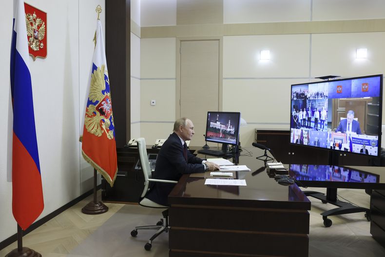 El presidente ruso, Vladímir Putin, asiste a una ceremonia oficial por videoconferencia en la residencia estatal de Novo-Ogaryovo, en las afueras de Moscú, Rusia, el lunes 30 de septiembre de 2024. (Mijaíl Metzel, Sputnik, Kremlin Pool Photo vía AP)