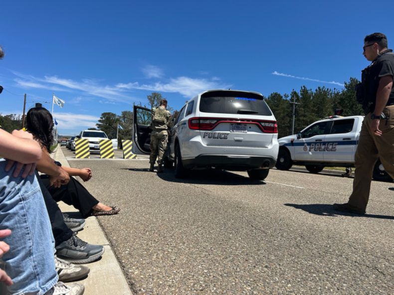 Periodistas esperan después de ser detenidos por guardias de seguridad en la Base Vandenberg de la Fuerza Espacial, el 17 de agosto de 2026, en California. (Jarrod Zinn/KEYT via AP)
