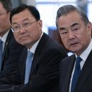 El ministro de Asuntos Exteriores chino, Wang Yi, a la derecha, en una reunión bilateral con el secretario de Estado, Antony Blinken, en el Departamento de Estado en Washington, el viernes 27 de octubre de 2023. (AP Foto/Jose Luis Magana)