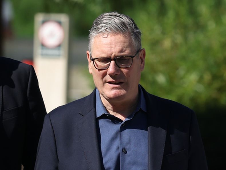 El primer ministro británico, Keir Starmer, camina mientras visita un proyecto de viviendas públicas en el norte de Londres, el viernes 19 de junio de 2026. (Peter Macdiarmid/Pool Foto via AP)
