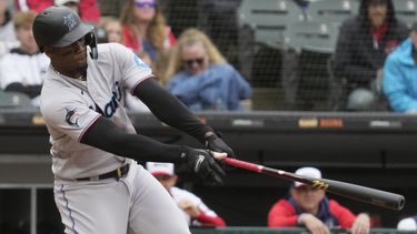 Jorge Soler, de los Marlins de Miami, batea un cuadrangular solitario durante la octava entrada del juego de béisbol en contra de los Medias Blancas de Chicago, en Chicago, el domingo 11 de junio de 2023. (AP Foto/Nam Y. Huh)