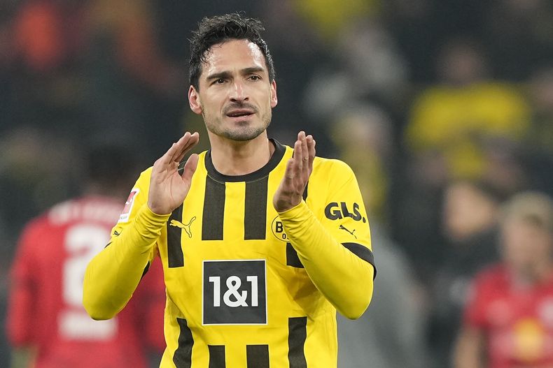 ARCHIVO - Foto del 3 de marzo del 2023, Mats Hummels del Borussia Dortmund reacciona durante el encuentro de la Bundesliga ante el Leipzig. El viernes 14 de junio del 2024, Hummels anuncia que dejará al Dortmund. (AP Foto/Martin Meissner, Archivo)