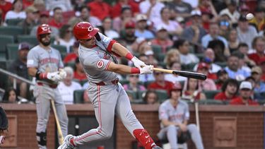 Spencer Steer, de los Rojos de Cincinnati, batea un jonrón de dos carreras ante los Cardenales de San Luis, el jueves 27 de junio de 2024 (AP Foto/Joe Puetz)