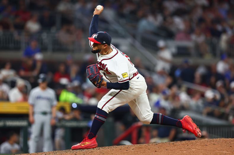 El venezolano Robert Suárez lanza por los Bravos de Atlanta en el encuentro del martes 14 de abril de 2026 ante los Marlins de Miami (AP Foto/Colin Hubbard)