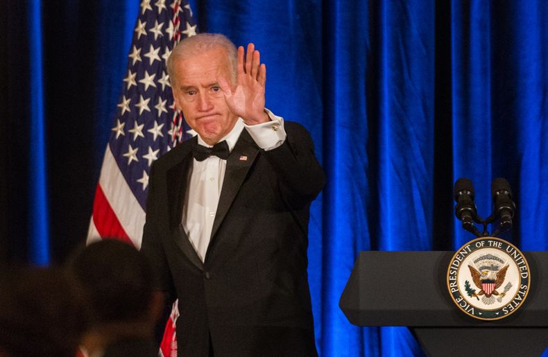 El vicepresidente estadounidense Joe Biden se despide de una audiencia despu&eacute;s de dar un discurso en Delaware el viernes 8 de noviembre de 2013. (Foto AP/The News Journal, Kyle Grantham)