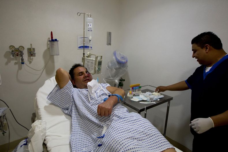El fot&oacute;grafo freelance de Associated Press Marco Ugarte yace en un hospital en ciudad de M&eacute;xico, el martes 10 de junio de 2014. Ugarte sufri&oacute; factura en su rostro al ser atacado por enmascarados cuando cubr&iacute;a una marcha convoca