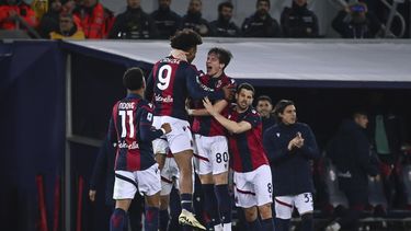 Giovanni Fabbian, centro, de Bolonia, celebra después de anotar gol en el partido de fútbol de la Serie A entre Bolonia y Hellas Verona en el estadio Renato DallAra, en Bolonia, Italia, el viernes 23 de febrero de 2024. (Michele Nucci/LaPresse via AP)