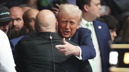 El presidente de Estados Unidos, Donald Trump, a la derecha, asiste a una pelea de artes marciales mixtas en de UFC 314, el sábado 12 de abril de 2025, en Miami. (AP Foto/Lynne Sladky)