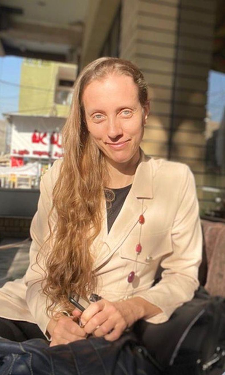 La periodista estadounidense Shelly Kittleson en un café en Bagdad, el 25 de marzo del 2025. (AP foto)