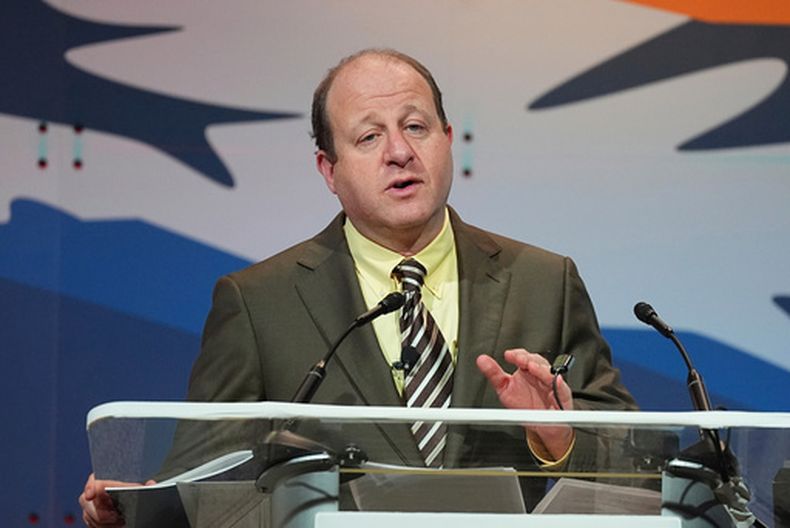 ARCHIVO - El gobernador de Colorado, Jared Polis, habla ante la Asociación Nacional de Gobernadores en el Hotel Broadmoor, el 25 de julio de 2025, en Colorado Springs, Colorado. (AP Foto/David Zalubowski, archivo)