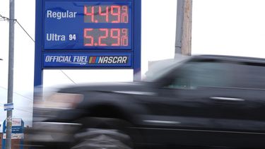 Un vehículo pasa junto a un cartel con precios de combustible en una gasolinera en Filadelfia, el viernes 27 de marzo de 2026. (AP Foto/Matt Rourke)