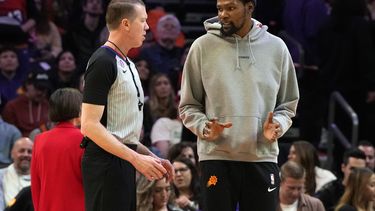 Suns vencen a Kings; Durant mira desde el banquillo