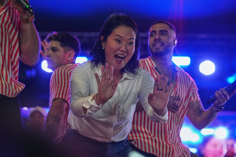 Keiko Fujimori, candidata presidencial del partido Fuerza Popular, saluda a sus simpatizantes a su llegada a un mitin en Huacho, Perú, el martes 2 de junio de 2026. (AP Foto/Guadalupe Pardo)