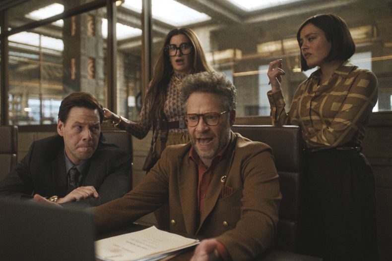 Esta imagen publicada por Apple TV+ muestra a Ike Barinholtz, de izquierda a derecha, Kathryn Hahn, Chase Sui Wonders y Seth Rogen en una escena de The Studio. (Apple TV+ via AP)