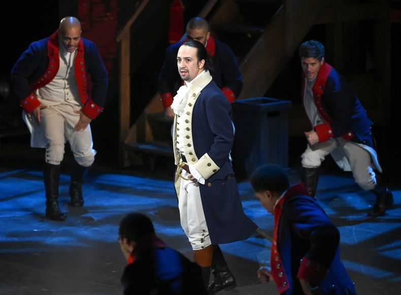 ARCHIVO -En esta fotografía de archivo del 12 de junio de 2016, Lin-Manuel Miranda y el elenco de Hamilton actúan en los Premios Tony en Nueva York. En las cinco décadas desde que el hip hop surgió en la ciudad de Nueva York, se ha extendido por todo el país y por el mundo. Y en cada paso ha habido cambios y adaptaciones, ya que voces nuevas y diferentes entraron y lo hicieron suyo. Sus cimientos están arraigados en las comunidades negras donde se dio a conocer inicialmente, pero se ha extendido tanto que no hay un rincón del mundo que no haya sido tocado por él. (Foto Evan Agostini/Invision/AP, archivo)