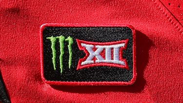 ARCHIVO - Un jugador de Texas Tech luce un parche de Monster/Big 12 en su camiseta durante un partido de fútbol americano universitario de la Asociación Nacional Atlética Universitaria contra Sam Houston State, el 26 de septiembre de 2026, en Lubbock, Texas. (AP Foto/Chase Seabolt, archivo)
