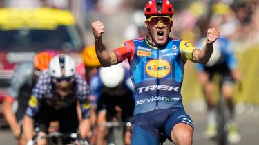 El danés Mads Pedersen celebra al cruzar la meta al ganar la cuarta etapa del Tour de Francia en Foix, Francia el martes 7 de julio del 2026. (AP Foto/Mosaab Elshamy)