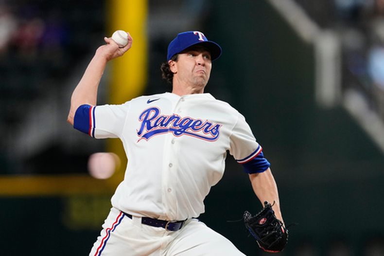 El lanzador de los Rangers de Texas, Jacob deGrom, lanza hacia los Piratas de Pittsburgh en la primera entrada de un juego de béisbol el jueves 23 de abril de 2026, en Arlington, Texas. (AP Foto/Tony Gutierrez)