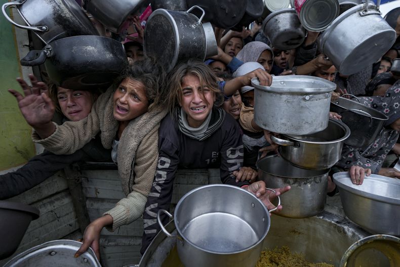 Mujeres y niñas palestinas esperando por comida en Jan Yunis, Franja de Gaza, el 20 de diciembre del 2024. (AP foto/Abdel Kareem Hana)