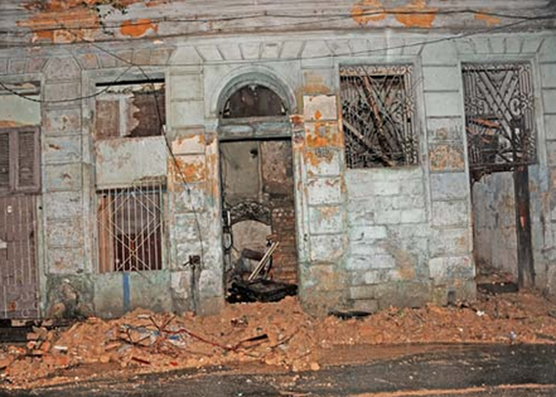 "¡La Habana no aguanta más!". La expresión se reiteró en las últimas horas en la capital cubana ante las intensas lluvias que hicieron colapsar no pocos drenajes, convirtiendo las calles y avenidas en mares, en el más literal sentido de la palab