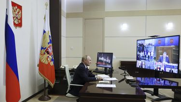 El presidente ruso, Vladímir Putin, asiste a una ceremonia oficial por videoconferencia en la residencia estatal de Novo-Ogaryovo, en las afueras de Moscú, Rusia, el lunes 30 de septiembre de 2024. (Mijaíl Metzel, Sputnik, Kremlin Pool Photo vía AP)