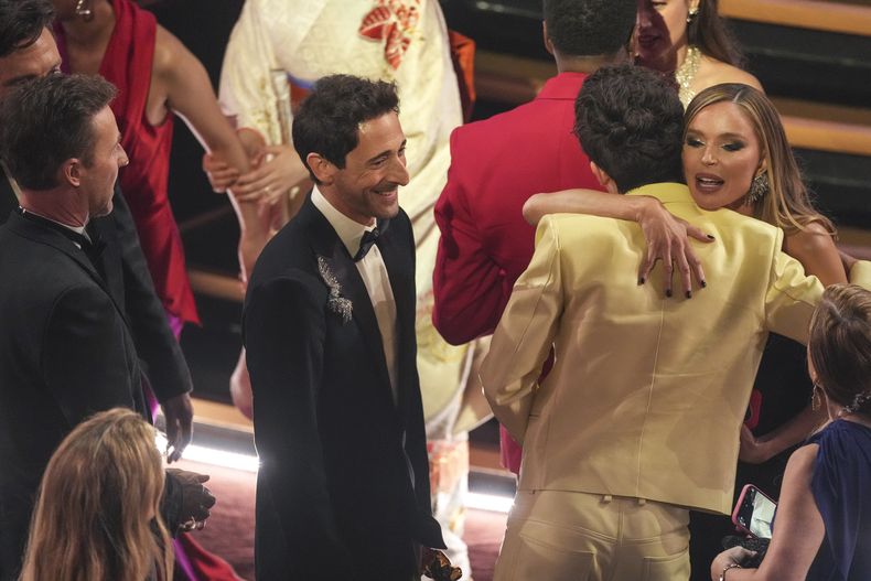 Adrien Brody, de izquierda a derecha, Timothee Chalamet y Georgina Chapman entre el público durante los Oscar el domingo 2 de marzo de 2025 en el Teatro Dolby de Los Ángeles. (Foto AP/Chris Pizzello)